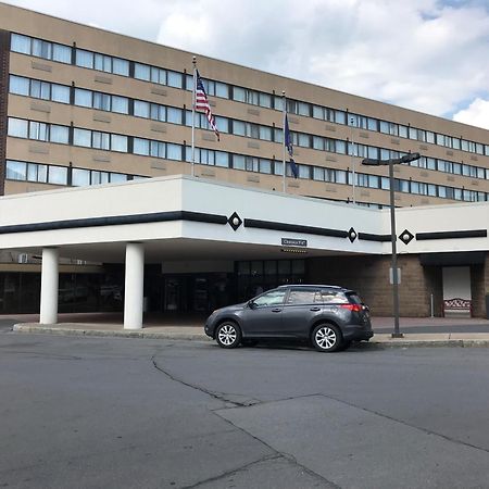 Delta Hotels By Marriott Utica Exterior foto